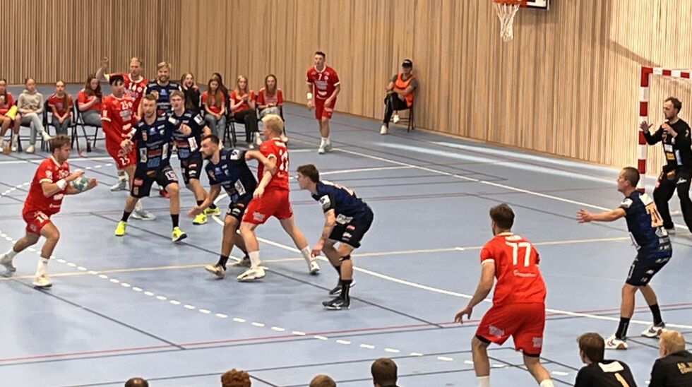 Det var til dels harde kamper under matchene mellom de norske og svenskerr mestrene.
 Foto: Jon Audun Haukø.