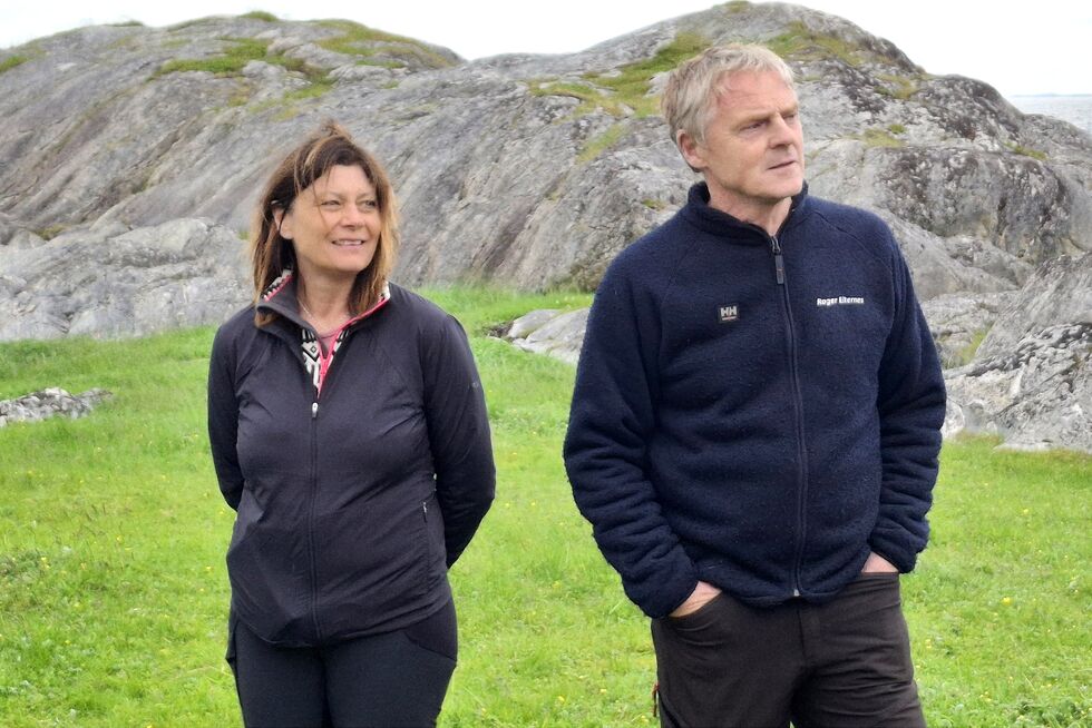 Elin og Roger Eiternes gir omvisning på Eiterneset.
 Foto: Birgitte Måøy Alte