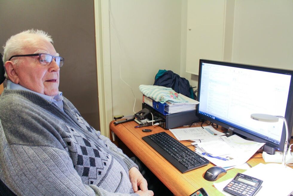 Den ånsdfriske 90-åringen bruker mye tid foran pc-skjermen. Han synes det er et nyttig verktøy.