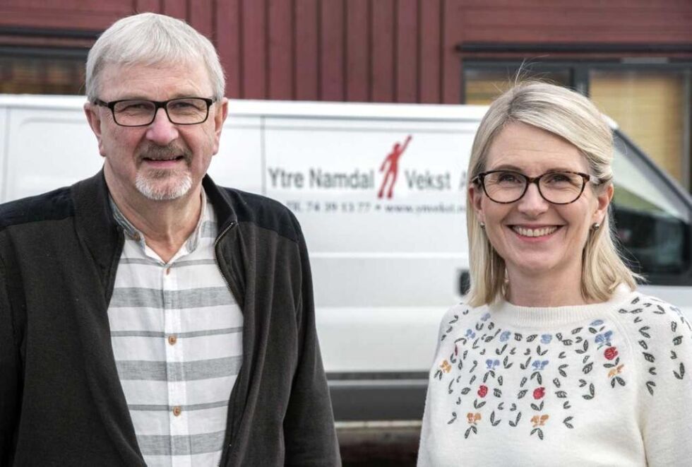 Styreleder Kjell Skjevelnes sammen med påtroppende daglig leder Marit Måøy Holm.