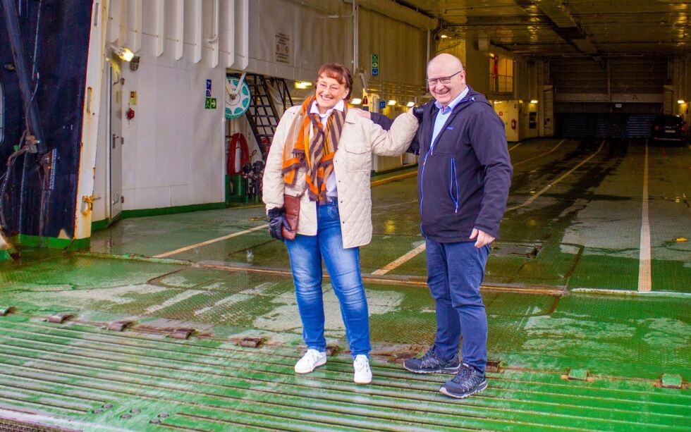 Både ordfører i Leka kommune Elisabeth Helmersen og fylkespolitiker Steinar Aspli strålte av glede da de fikk dele nyheten.
 Foto: Stine Vikestad