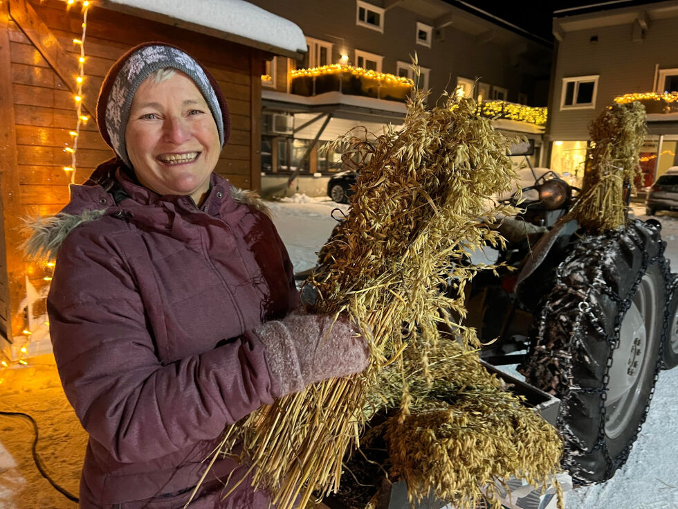 En smilende og blid Iren Flasnes var på plass for Kolvereid Hornmusikklag med julenek.
 Foto: Lillian Lyngstad