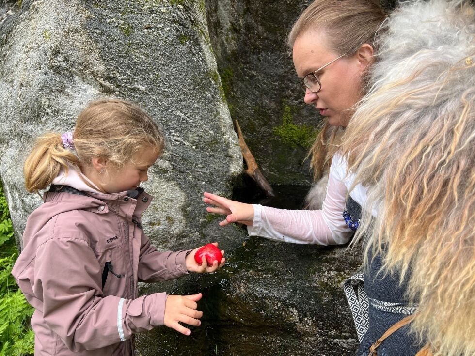 Annabelle Fischer besøkte Nærøya og fikk møte husfruen (Camilla Vågan) som fisket opp trollhjertet fra døpefonten.
 Foto: Lillian Lyngstad