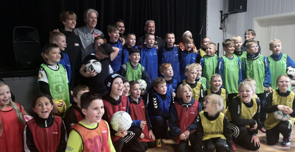 Barn fra Leka, Bindal, Gravvik og Foldereid sammen med Jan Åge Fjørtoft, Erland Johnsen og Trond Olsen.
 Foto: Heidi Arnøy