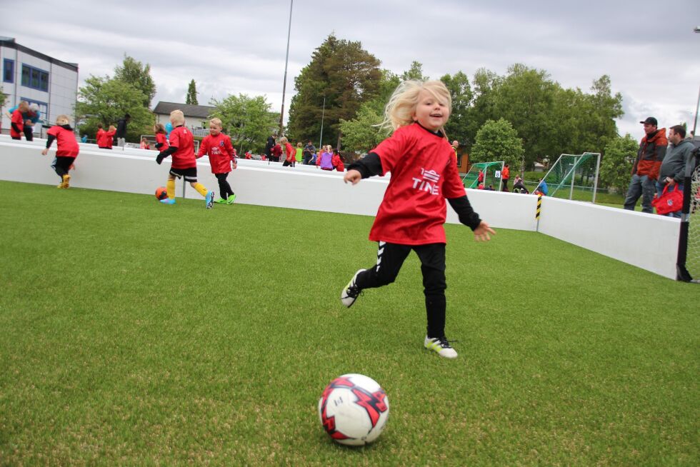 Emma Øiahals i farta på livets første fotballskole.
 Foto: Lillian Lyngstad