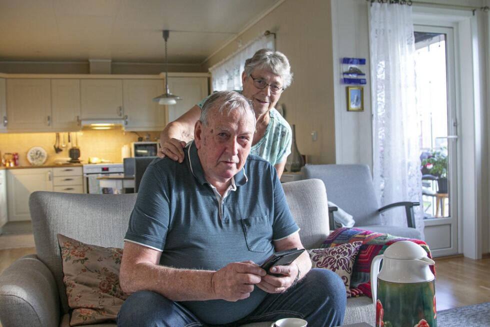 Kari og Ivar Pedersen er begge habile brukere av både smarttelefoner og begge har vært sin pc. Facebook har de delte meninger om, og begge er opptatt av at teknologien ikke må erstatte mellommenneskelig kontakt.