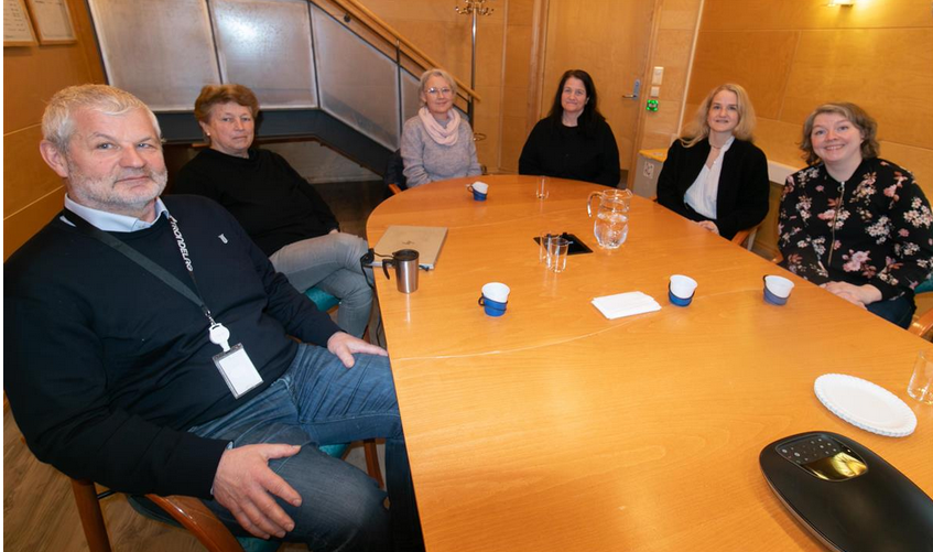 Kommunedirektør Karl-Anton Swensen og enhetslederne Trine Kvalø, Anita Hansen og Tove Severeide hadde et informativt møte med Linda Brekk og Marianne Wold fra Pasient- og brukerombudet i Trøndelag.
 Foto: Nærøysund kommune