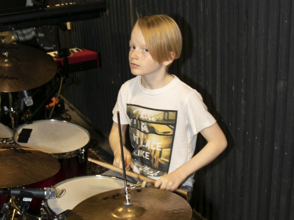 Taktmester og yngstemann, Olav Avelsgaard, har god kontroll på stikker og band fra sin bakerste plass i studio.