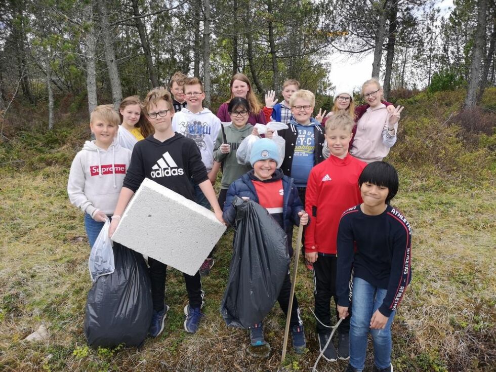 Flotte elever fra 6.klasse var også med å rydde i naturen.
 Foto: Hanne Marø