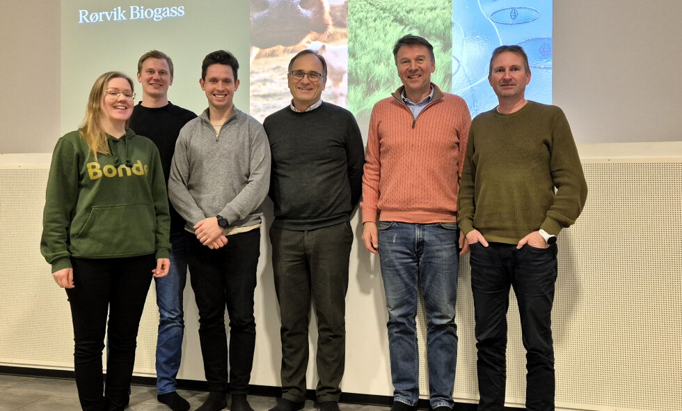 Prosjektleder Håkon Nokhart og styremedlem Bjørn Ola Holm i Rørvik Biogass, flankert av styremedlem Camilla Strøm Johansen i Trøndelag bondelag (fra venstre), leder Sivert Horseng Johansen i Nærøysund bondelag, styreleder Lars Petter Bartnes i Beitstadfjord Sisu og FoU-koordinator Ragnar Sæternes i Sinkaberg, fotografert under informasjonsmøtet som ble holdt på Val denne uka. 
 
 Foto: Kristine Fagerland