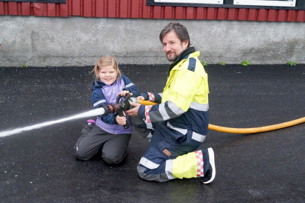 Åpen brannstasjon har vært et attraktivt tilbud for barna. Bildet er fra 2018 der brannkonstabel Geir Ove Sørenmo hjelper Tina Amalie Paulsen Aune (7) med brannslangen.
 Arkivbilde