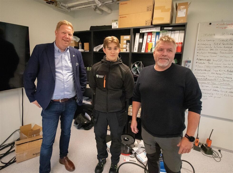 Mathias Blikø var første lærling med normert lærlingeløp innenfor teknisk i Nærøysund i 2023. Han ble ønsket velkommen av ordfører Amund Hellesø og faglig leder Ståle Øvereng
 Foto: Nærøysund kommune