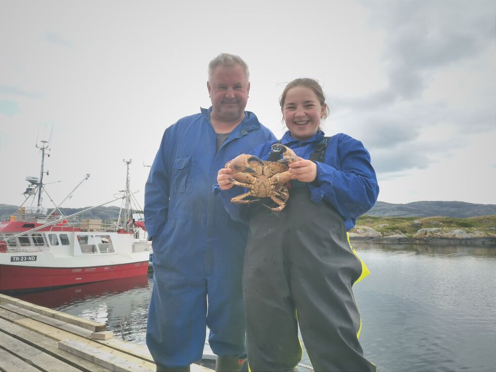 Far og datter: Odd Kristian Myhre og Oline Myhre storkoser seg på krabbefiske sammen.
 Foto: Malika Normann