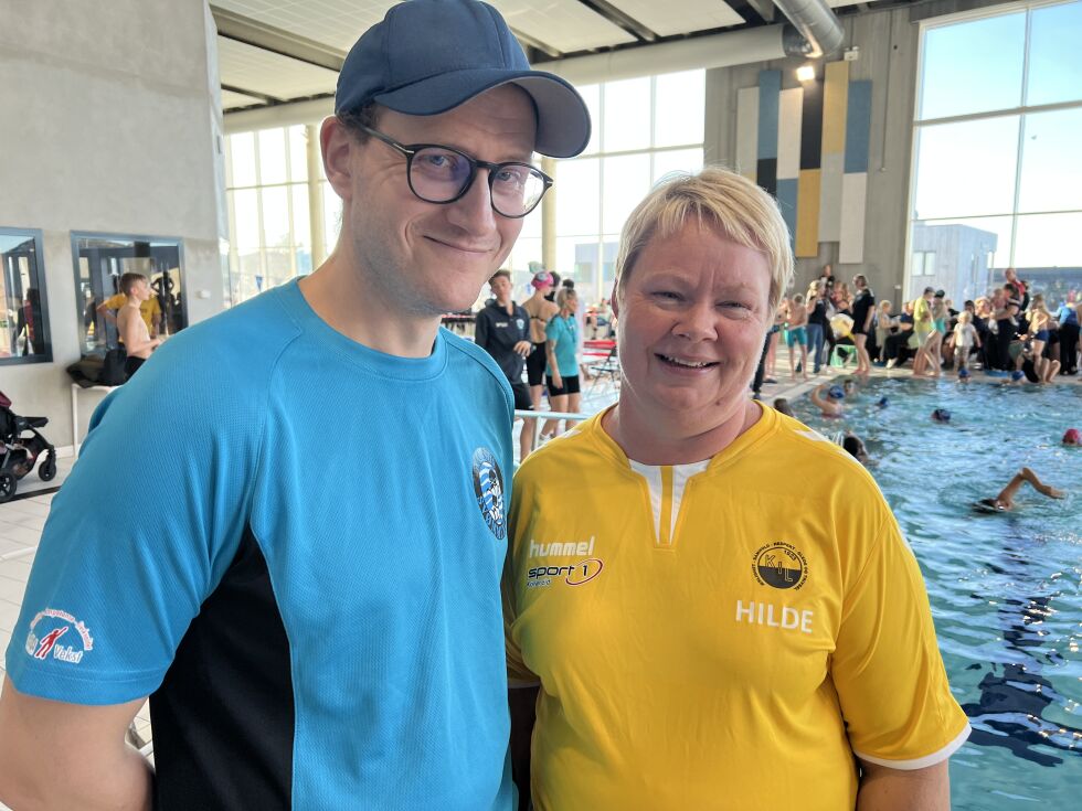 Sammen får vi det til: Stevneleder Ray Thomas Husvik fra Namsos svømmeklubb og leder i KIL Svømming, Hilde Storkjørren.
 Foto: Lillian Lyngstad