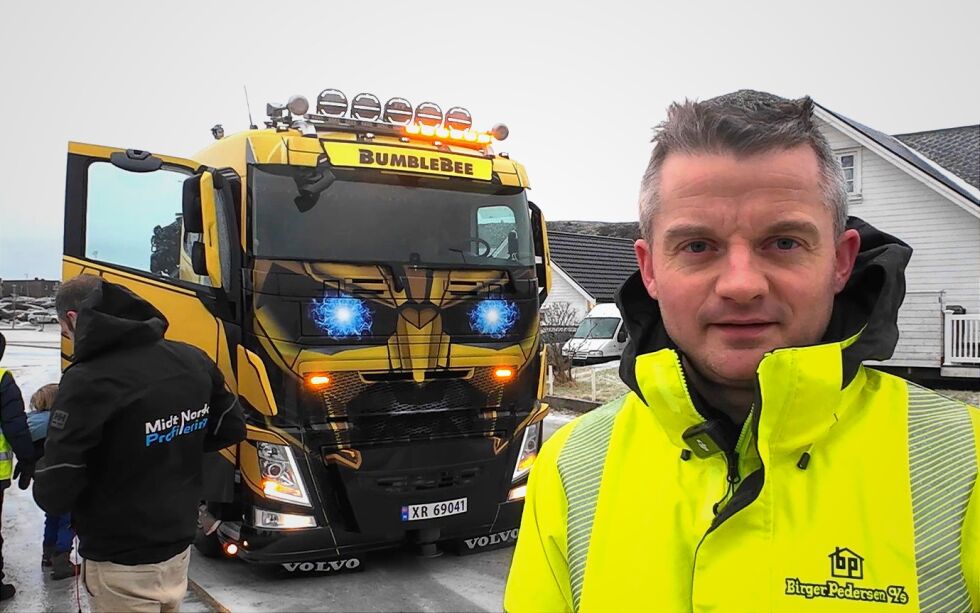 Daglig leder Øyvind Barland viser stolt frem Bumblebee.
 Foto: Frank Jenssen