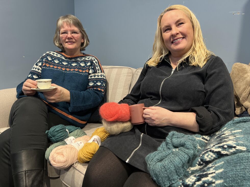 Therese Mortensen og Rita Westrum gleder seg til en helg i strikkingens tegn.