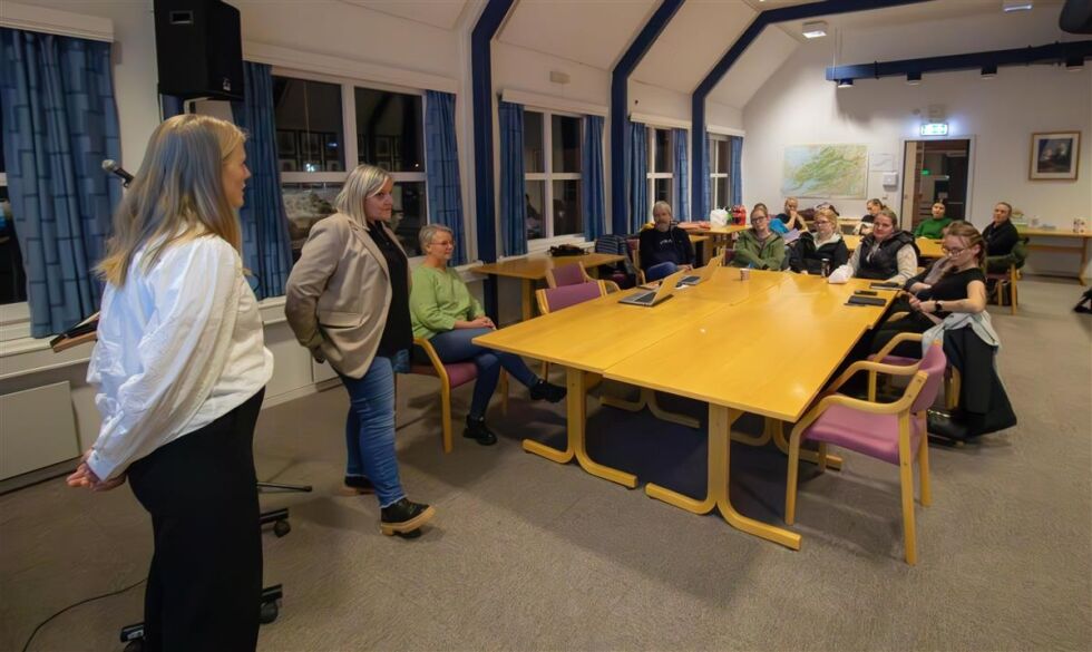 Det var mange som møtte fram på informasjonsmøte om det nye tilbudet om nett og samlingsbasert barnehagelærerutdanning. Trine Valø og Hilde Strøm fra Familie og oppvekst fortalte om behovet for pedagoger i barnehager i Nærøysund i framtiden.
 Foto: Nærøysund kommune