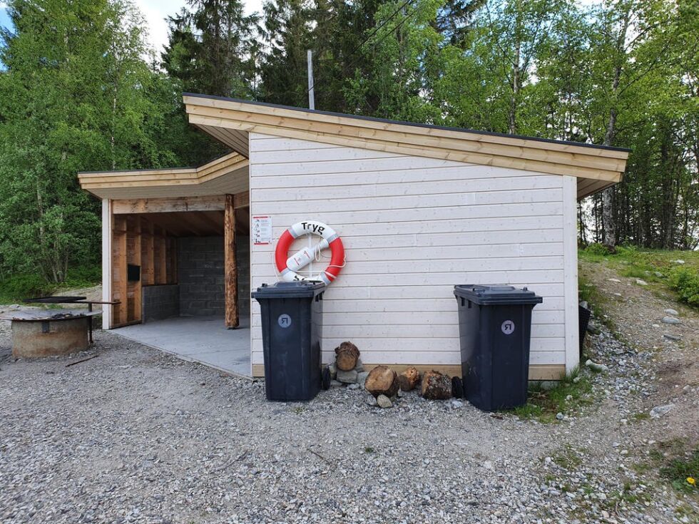 For de som måtte lure på det så står søppelkassene ved den ene gapahuken.