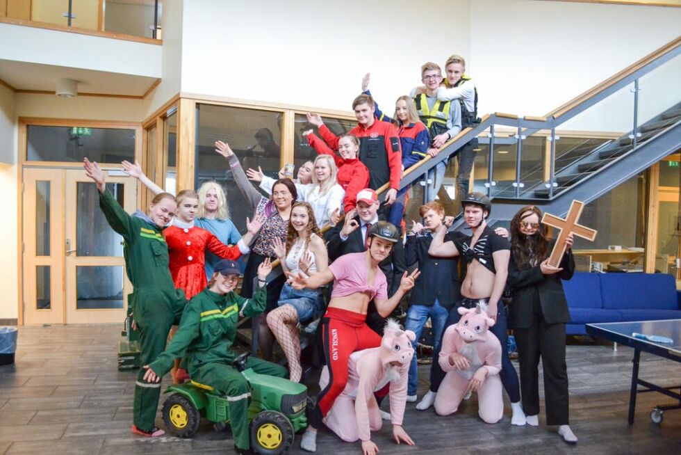 Elevene fra tredje klasse ved Val videregående skole er klare for revy denne uken. Første forestilling er på torsdag den 21. mars.