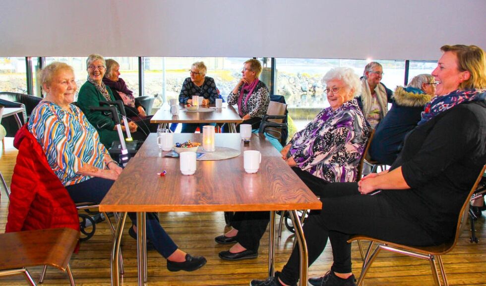 God kafé-stund på Norveg er trivelig avbrekk fra hverdagen på Viknatunet, mener (nærmest f.v.) Olga Fjukstad, Margot Fjukstad og Tone Iren Nygård.
 Foto: Rafet Adem Daban