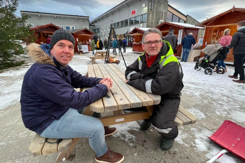 Kjell Roger Schjelderup og Tor Morten Rosenvinge tok også turen innom juletorget på Kolvereid.
 Foto: Lillian Lyngstad
