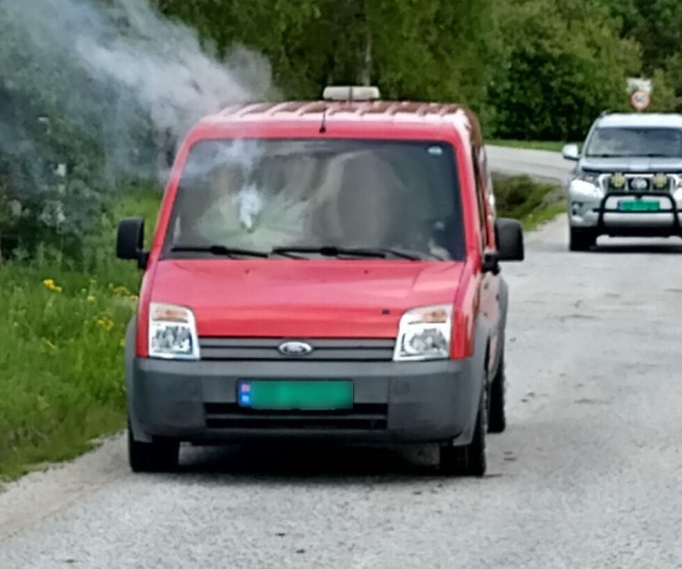 Det begynte mandag ettermiddag å brenne i en bil ved Åneset.
 Foto: Privat
