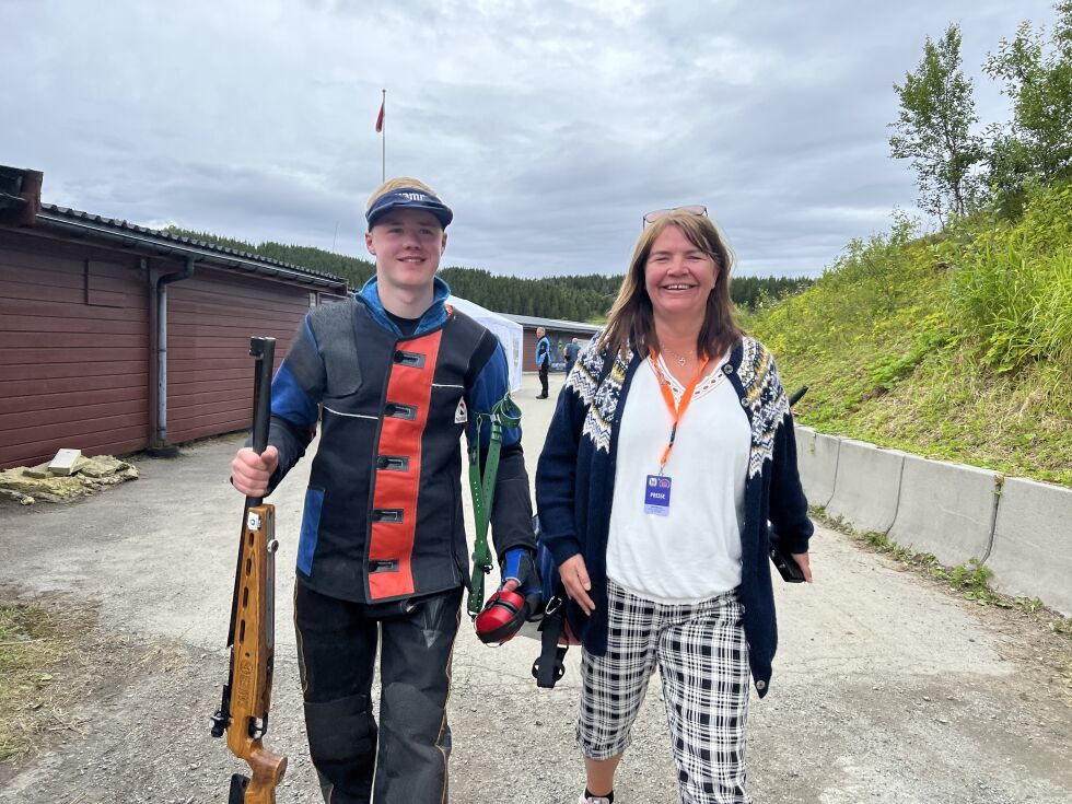 Smilende blide etter finalskyting: William Strøm Johansen og trener Anita Eng Kjekshus.
 Foto: Lillian Lyngstad
