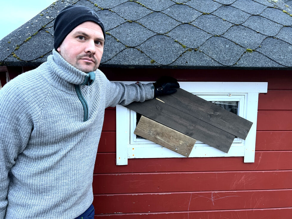 Styrer Einar Overrein i RIL-barnehagen viser fram knuste vindu på grillhytta.
 Foto: Lillian Lyngstad