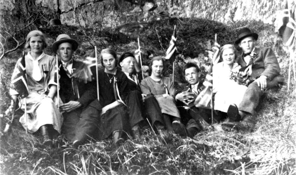 Fotograf: David Wigdahl, 1923-24. Fra venstre: Magnhild Valø Strand, Lorents Holum, Solveig Valø Kjønsøy, Einar Storsul, Rakel Lillesul Krokstad, Olav Valø, Ebba Valø Wigdahl og John Holum. 17. mai-pyntede ungdommer fra Valøya.