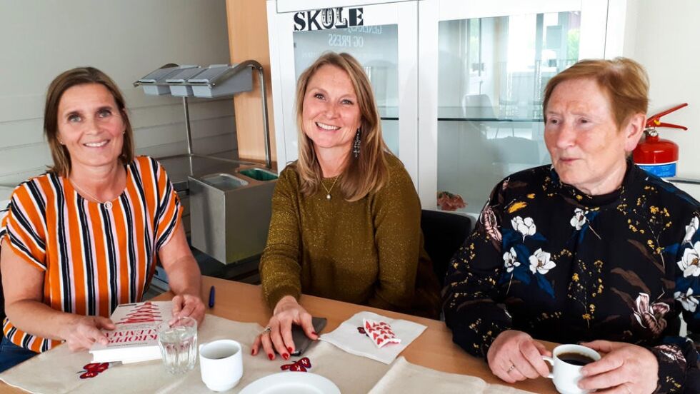 Initiativtaker til møtet, Linda Hansen Ekrem, foredragsholder Kari Løvendahl Mogstad og leder i Leka sanitetsforening Kirsti Østby.
