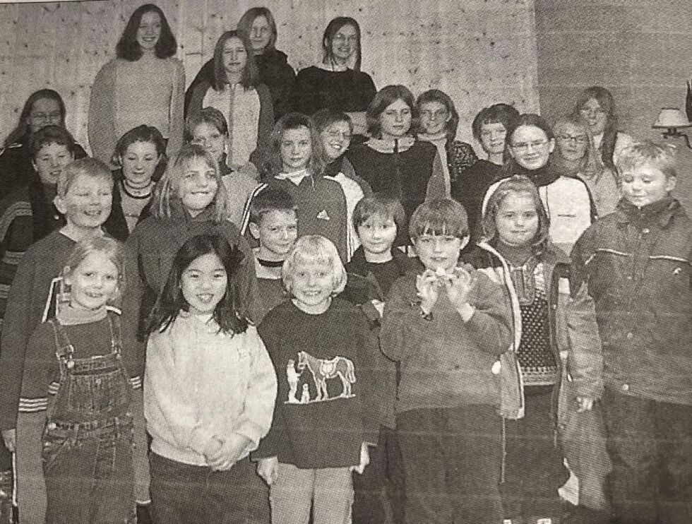 Mange barn ville være med på Barbroteaterets forestilling i 2000.