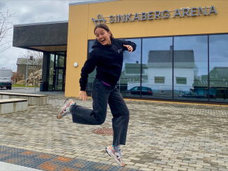 Chasmine (26) skal lære nærøysundere å danse