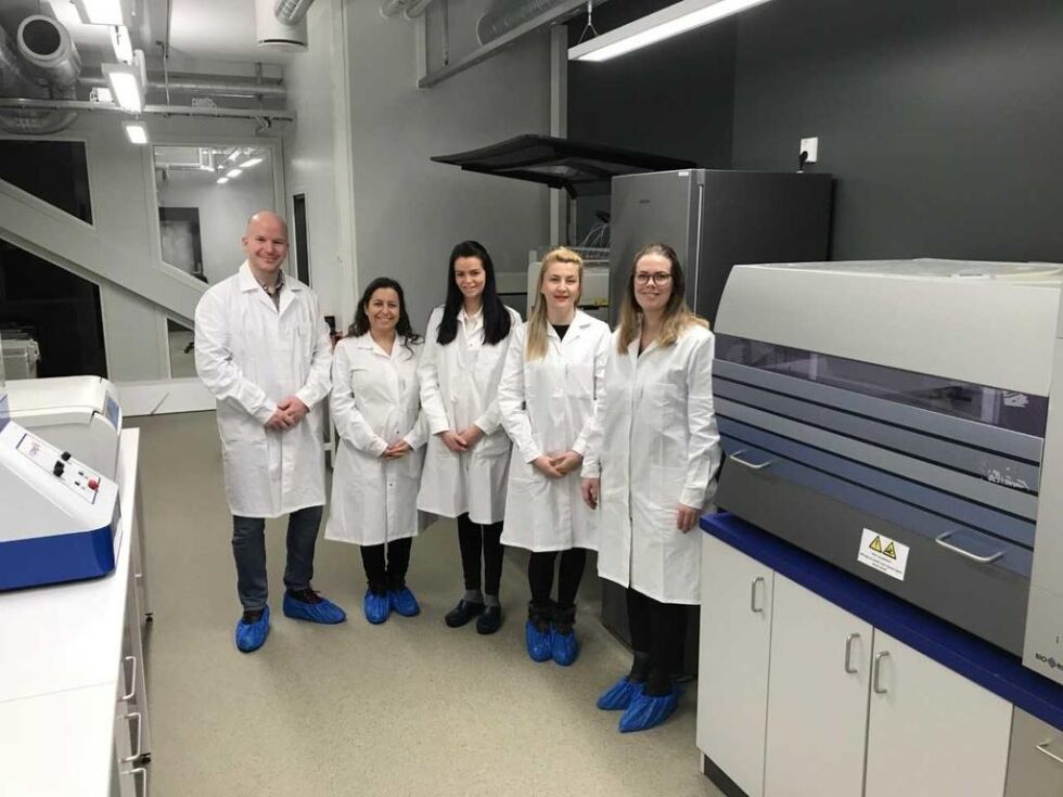 Bildet ble tatt 27 januar 2020. Fra venstre: Pål Nilsen, Miriam Furne og Anette Mjanger støtte fra PHARMAQ Analytiq teamet  i Bergen,  og videre med fast arbeidsplass i Rørvik har vi Kristina Savic (laboratorieansvarlig) og Ingrid Hagerup (kundekonsulent).