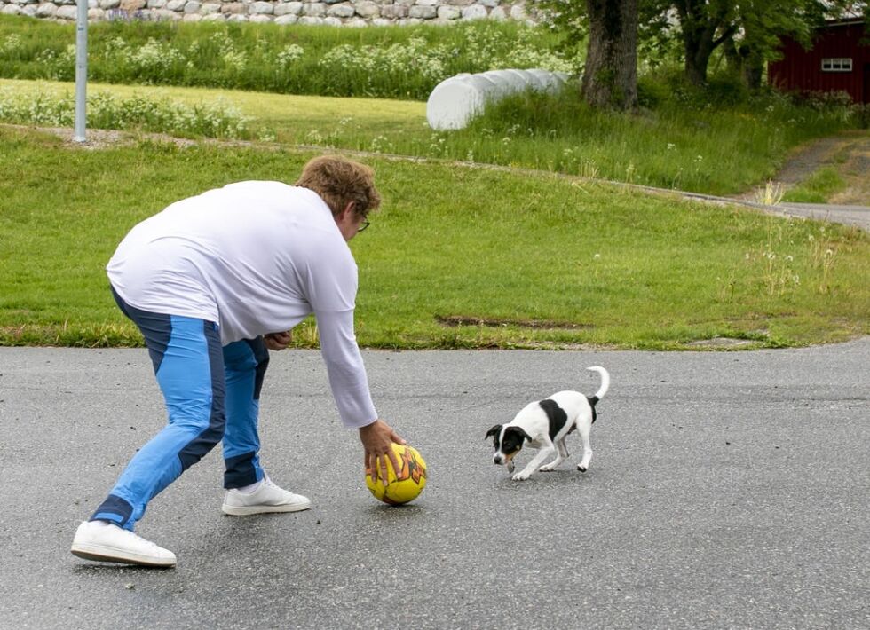 – Fotball er for alle, sier Anne Laugen og gir hunden Echo en kort innføring i passningspill.