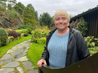 Elever på smaksreise i Anne-Lises  urte- og grønnsakshage