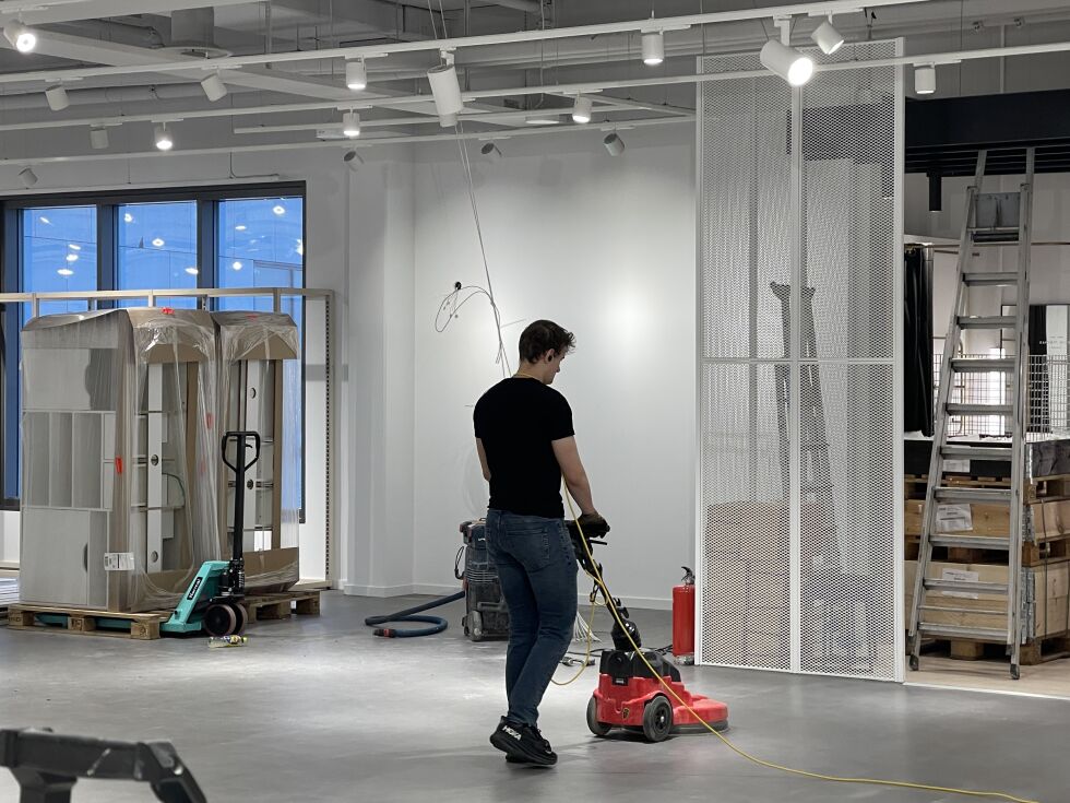 Gulvet i de nye Cubus-lokalene skal få en spesiell behandling med strukturmaling.
 Foto: Renate Rosenvinge