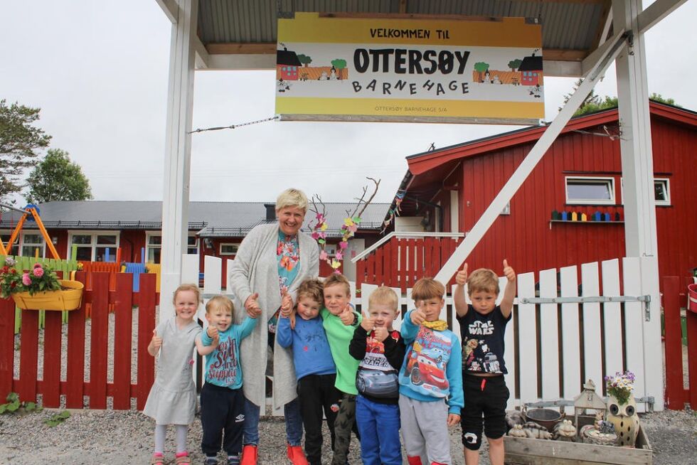 Styrer Lise Marit Rødnes og barnehagebarna Martine Rosenvinge, Alexander Ryum Ramfjord, Christian Tobias Skjærvær, Lukas Kristian Waagø, Svein Helmer Sørensen, 
Emilis Kunicas og Olai Torstad ser fram mot å få en større barnehage.