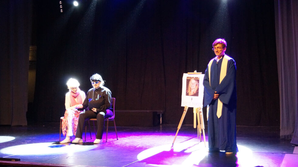 Revyen startet med minnestund for Merete Thorsen, som (nok en gang) lo seg ihjel i fjor.
 Foto: Andreas Gatare Øvergård