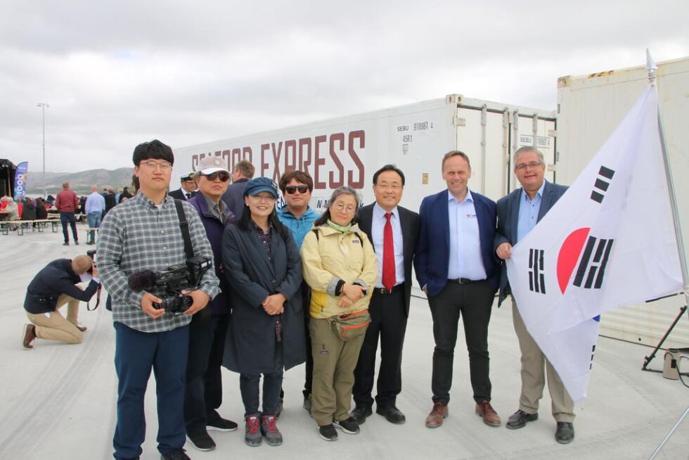 Representantene fra det koreanske TV-selskapet KBS lager dokumentar om norsk laks som skal sendes til høsten. Her er de sammen med Yong Baek Park og Ivar Williksen fra Win Win Seafood Corp og Harry Bøe fra NTS ASA.